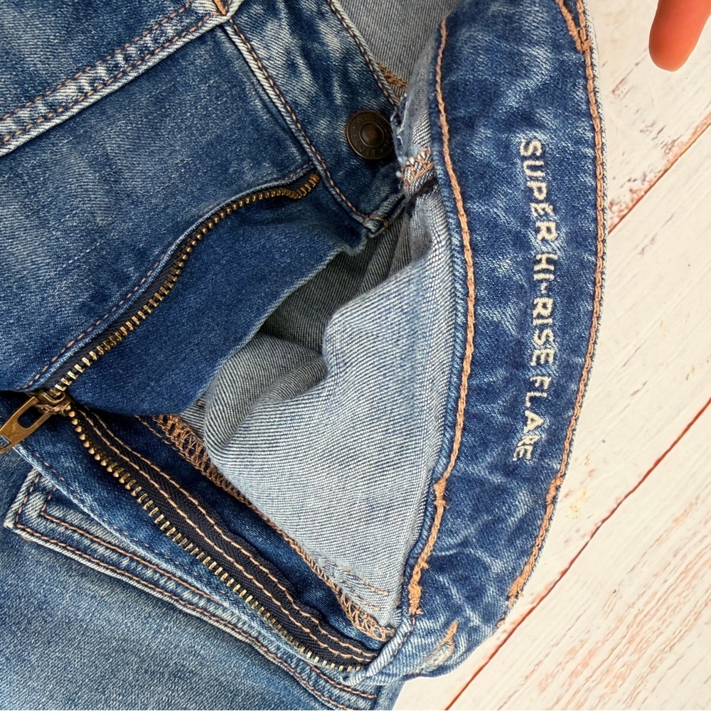 American Eagle Outfitters Super Hi-Rise Flare Jeans in Blue Wash Size 4 - Picture 2 of 15